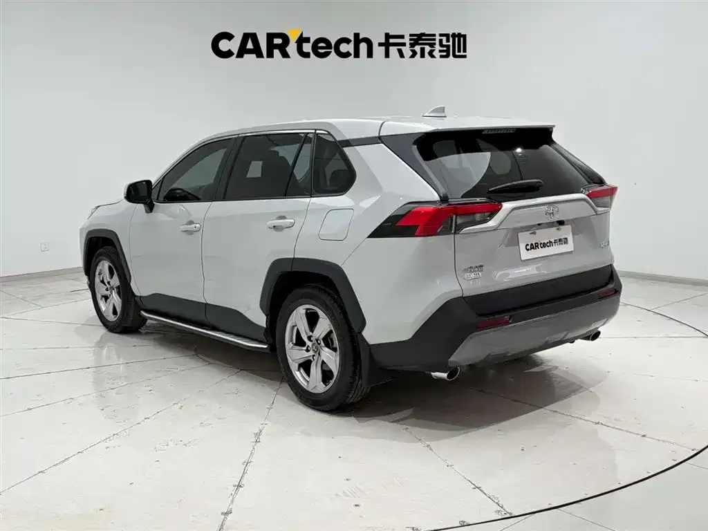 Toyota RAV4 — фото 7