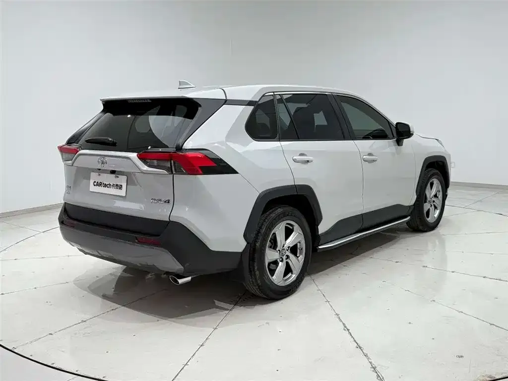 Toyota RAV4 — фото 8