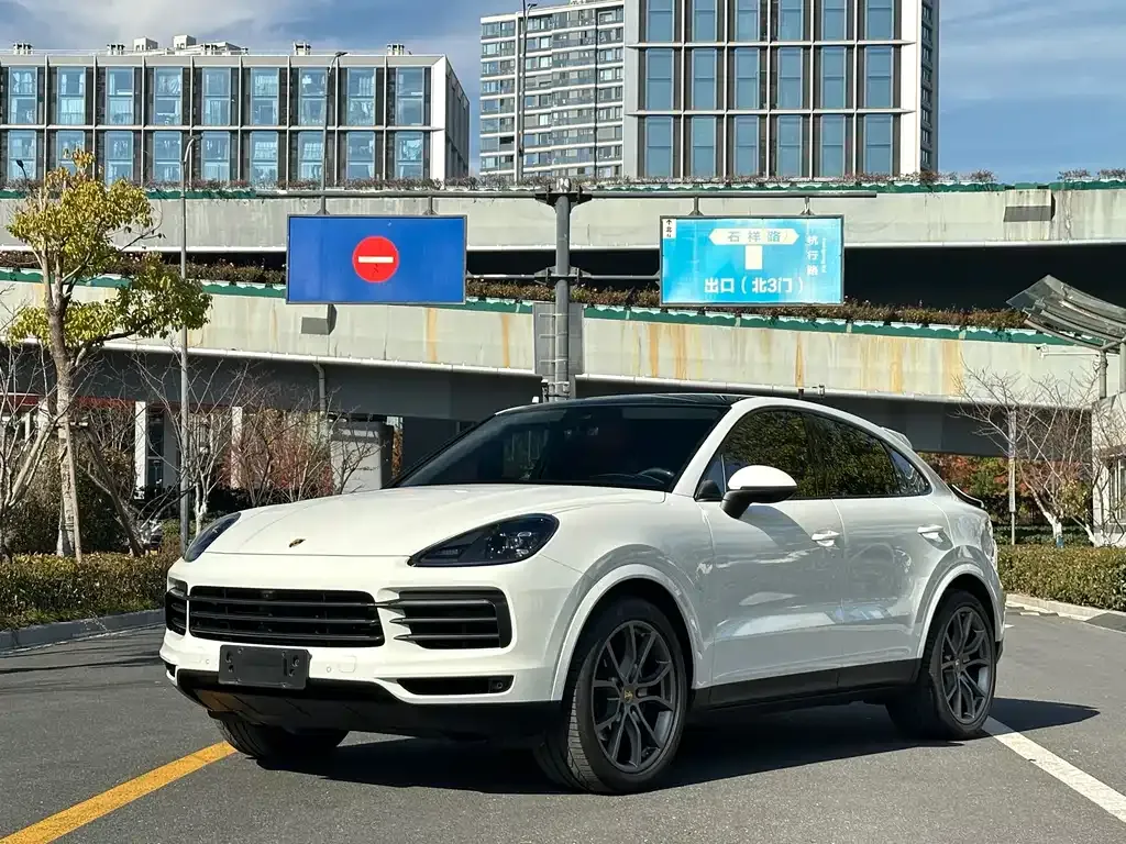 Porsche Cayenne — фото 1