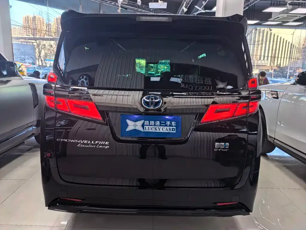 Toyota Vellfire — фото 2