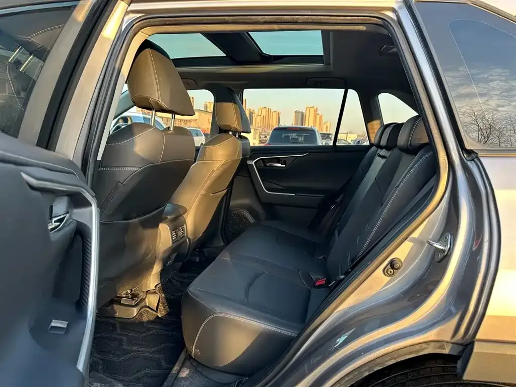 Toyota RAV4 — фото 10