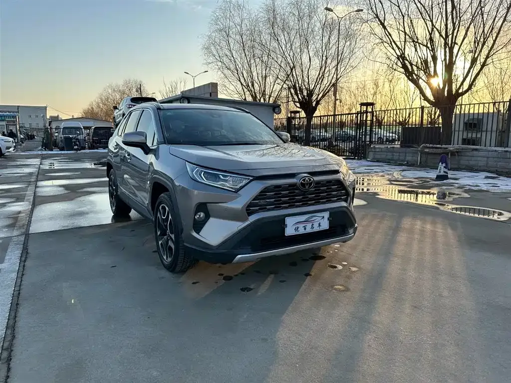 Toyota RAV4 — фото 3