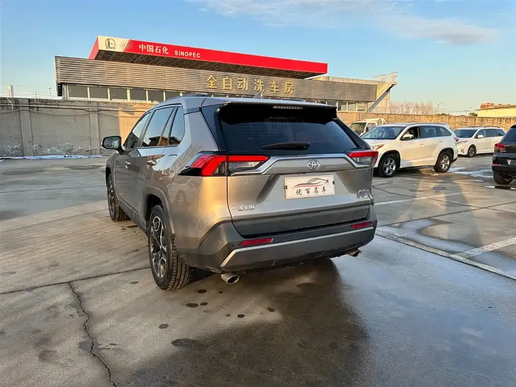 Toyota RAV4 — фото 4