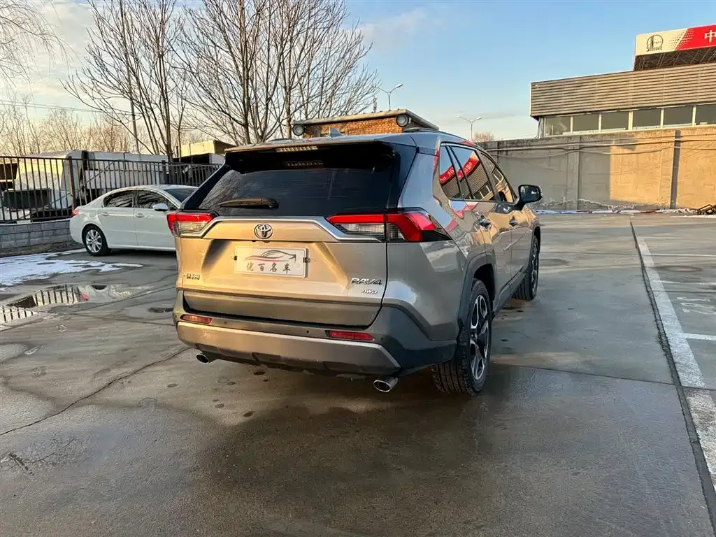 Toyota RAV4 — фото 6
