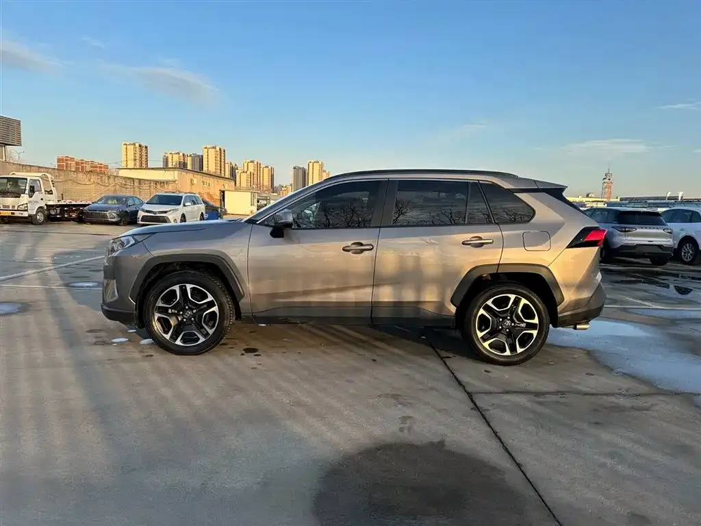Toyota RAV4 — фото 7