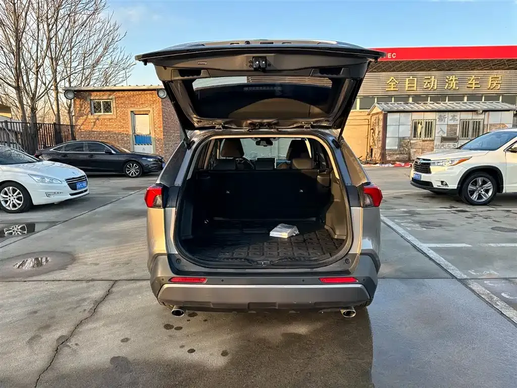 Toyota RAV4 — фото 8