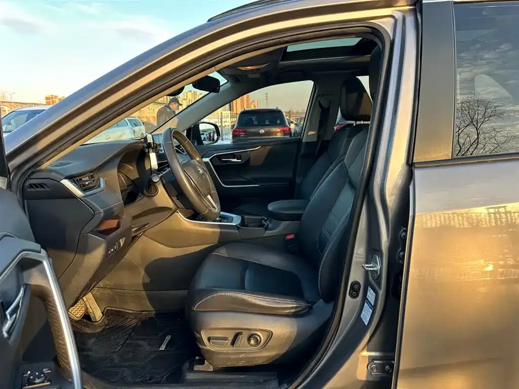 Toyota RAV4 — фото 9