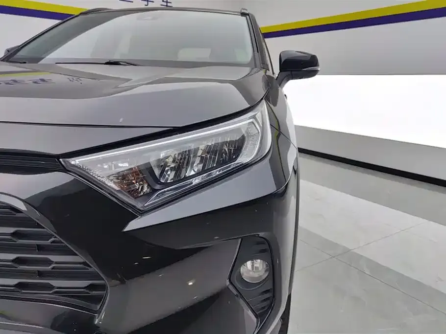 Toyota RAV4 — фото 8