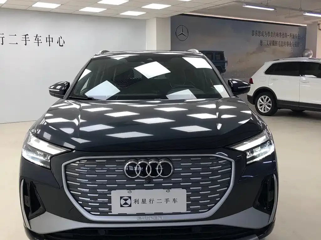 Audi Q4 e-tron — фото 1