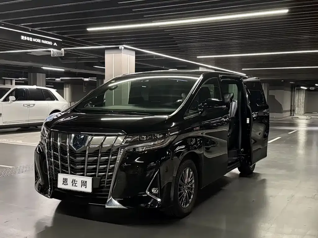 Toyota Alphard — фото 1