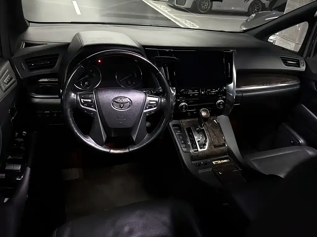 Toyota Alphard — фото 3