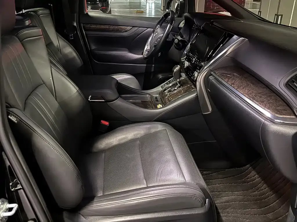 Toyota Alphard — фото 4