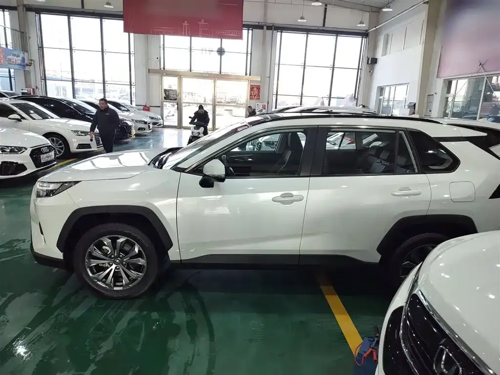 Toyota RAV4 — фото 8