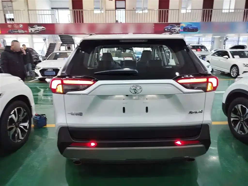 Toyota RAV4 — фото 7