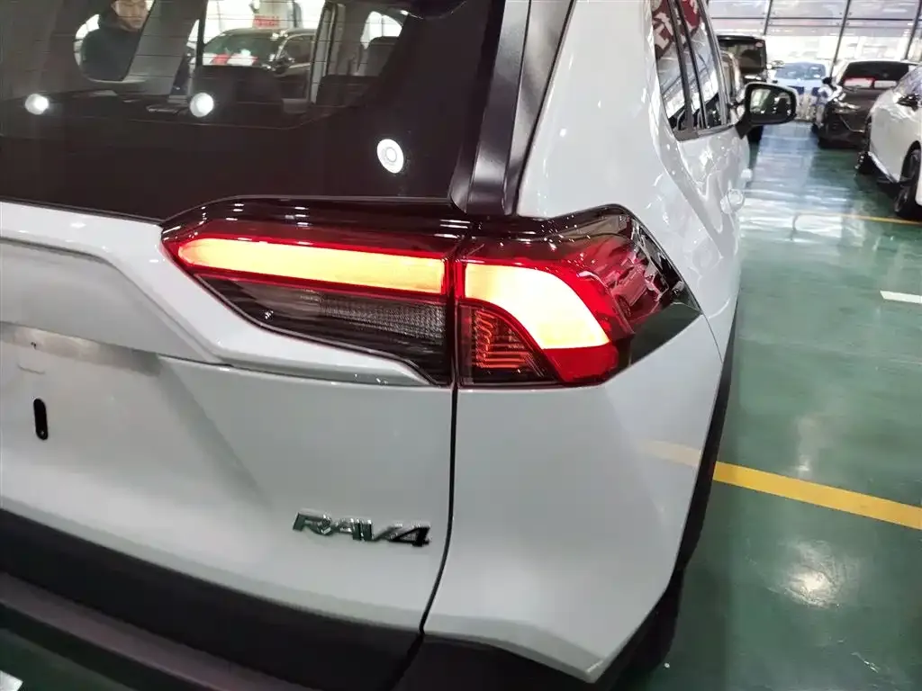 Toyota RAV4 — фото 3