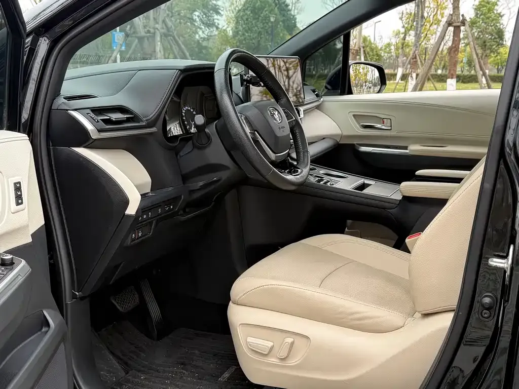 Toyota Granvia — фото 2