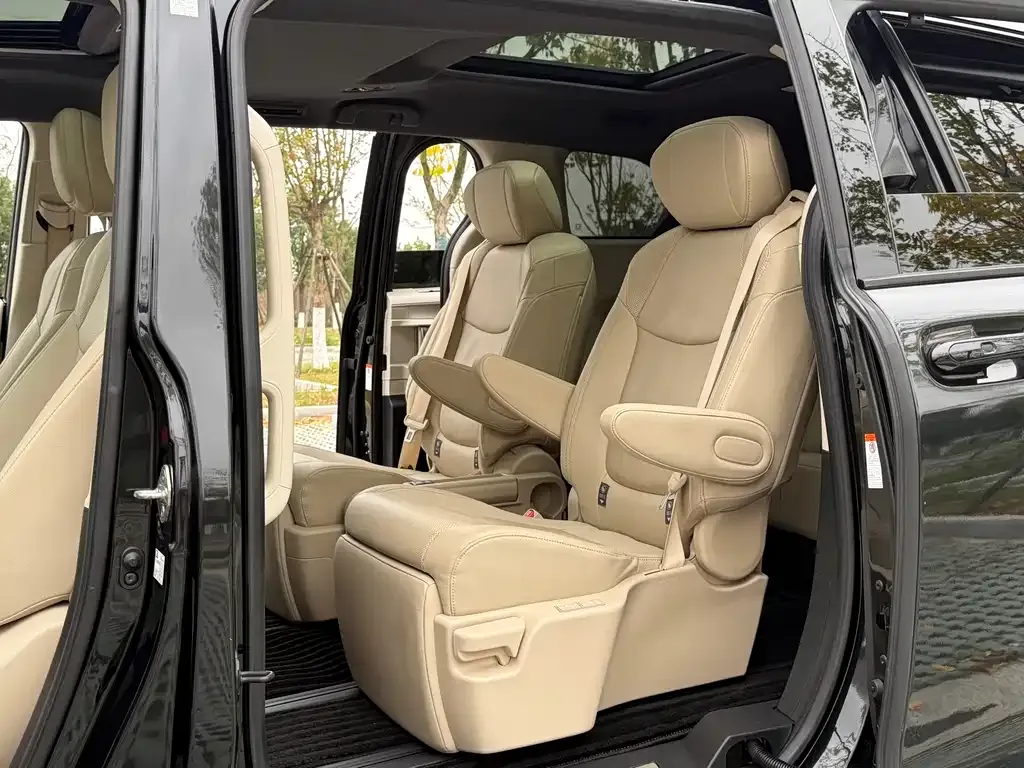 Toyota Granvia — фото 6
