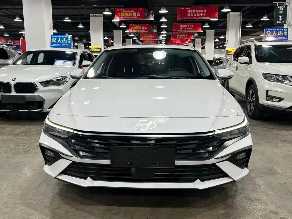 Hyundai Elantra — фото 1