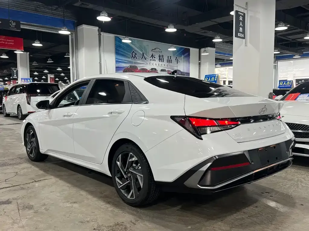 Hyundai Elantra — фото 5