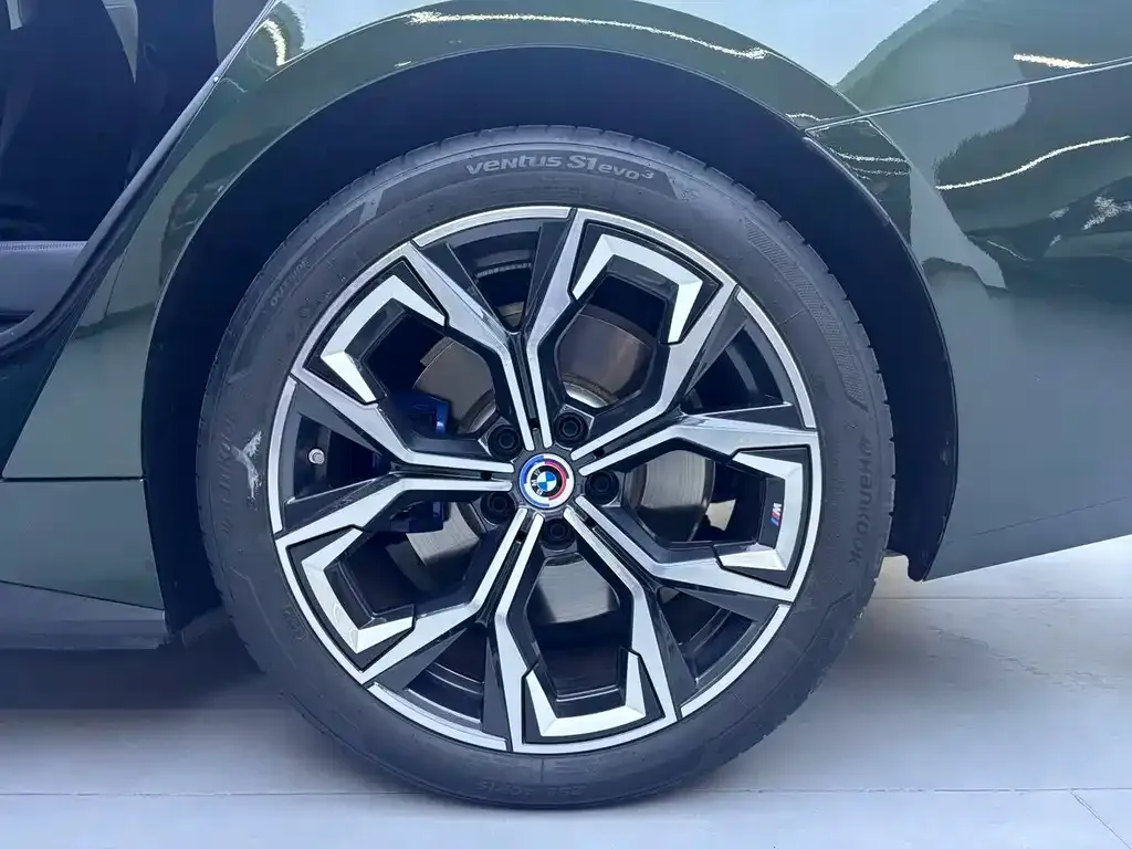 BMW i4 — фото 7