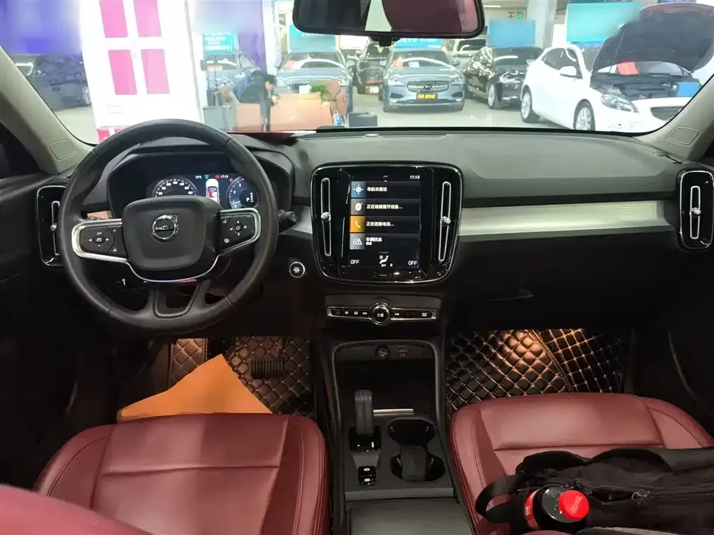 Volvo XC40 — фото 10