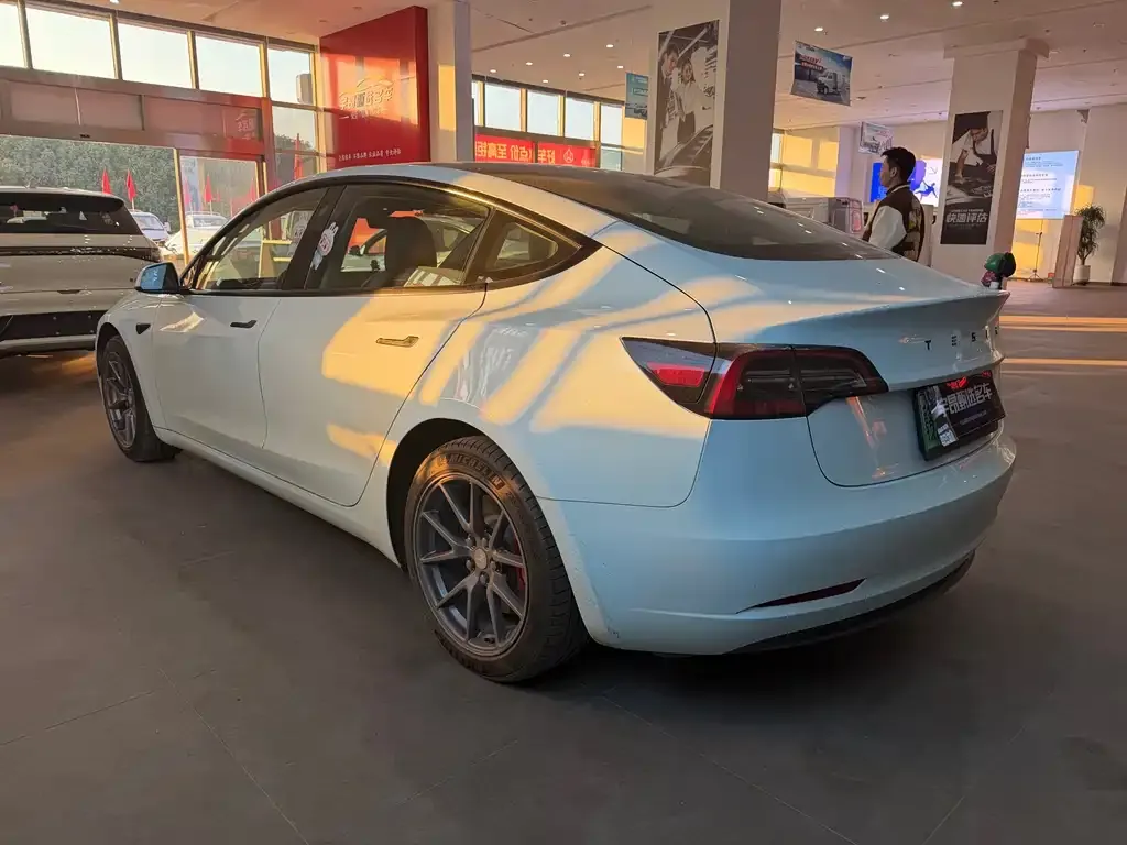 Tesla Model 3 — фото 5