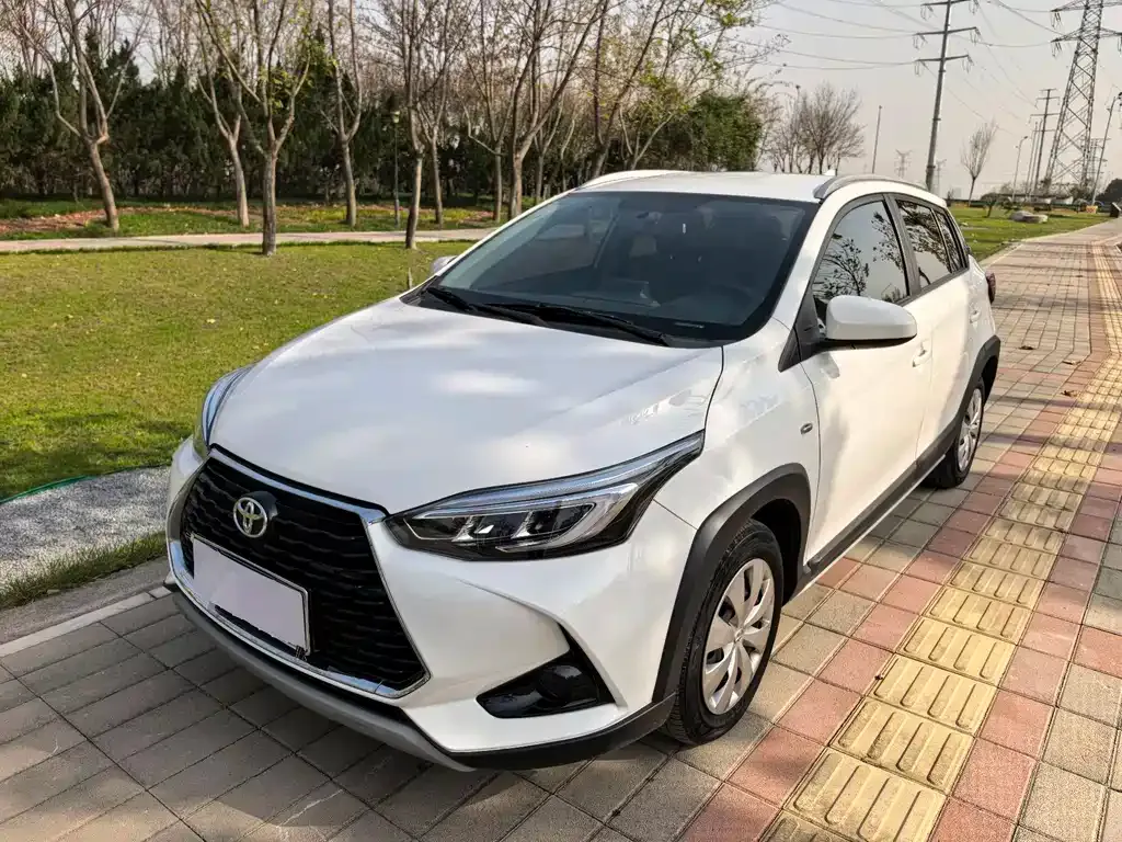 Toyota Yaris L — фото 1