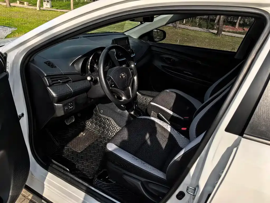 Toyota Yaris L — фото 2