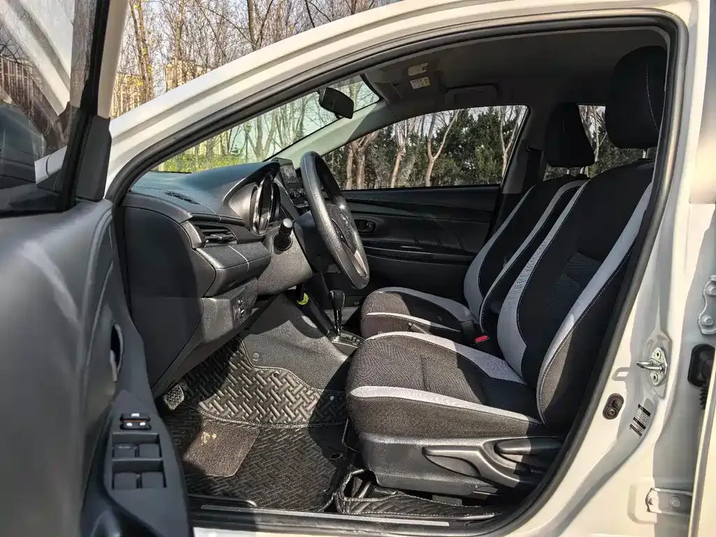 Toyota Yaris L — фото 10