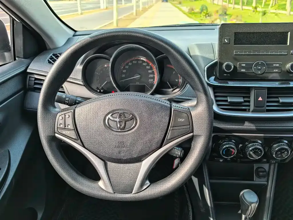 Toyota Yaris L — фото 7