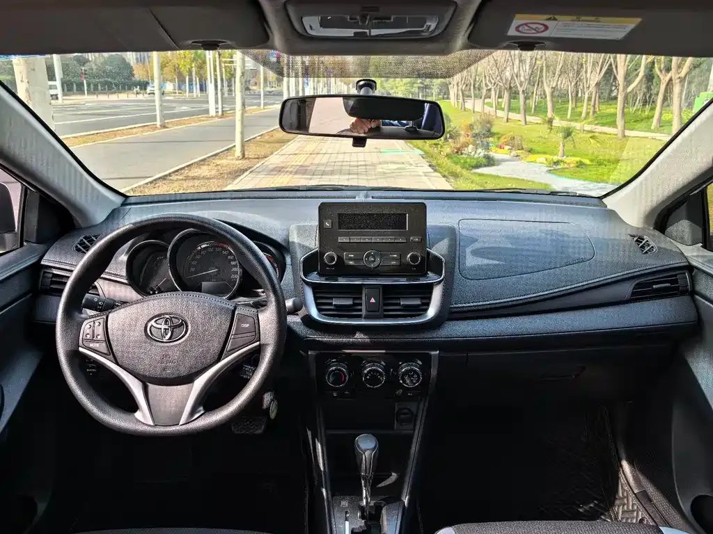Toyota Yaris L — фото 3