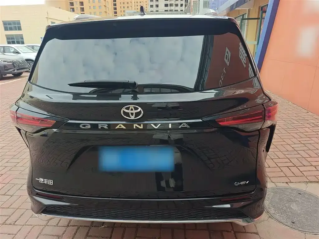 Toyota Granvia — фото 2