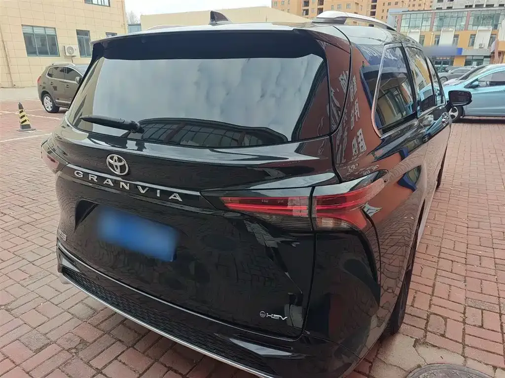 Toyota Granvia — фото 10