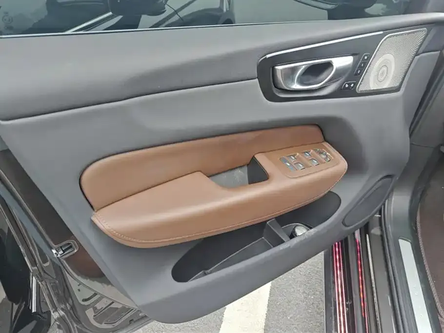 Volvo XC60 — фото 2