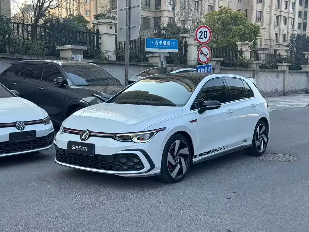 Volkswagen Golf GTI — фото 1