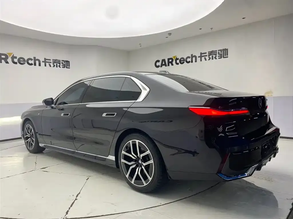 BMW 7 Series — фото 10