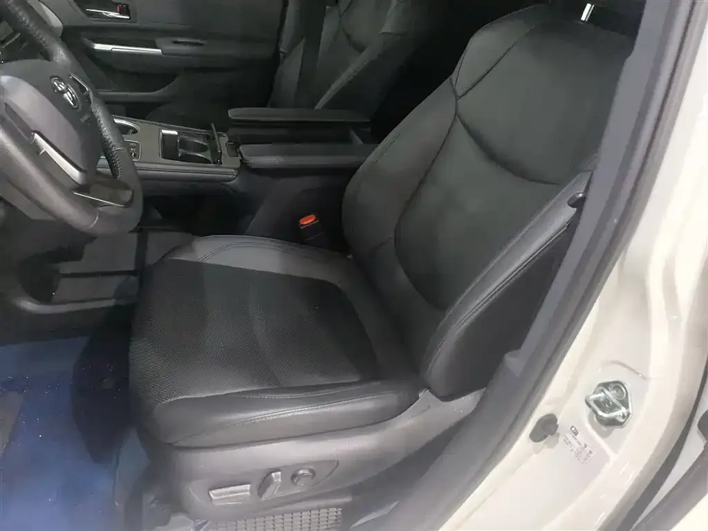 Toyota Granvia — фото 3