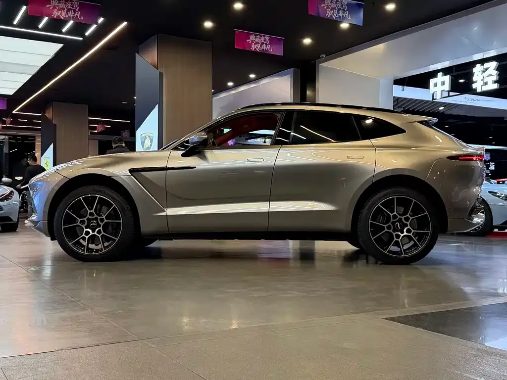 Aston Martin DBX — фото 3