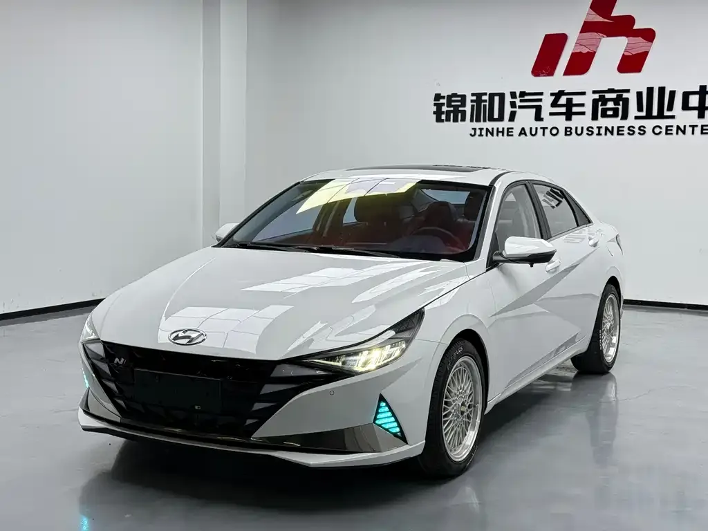 Hyundai Elantra — фото 1
