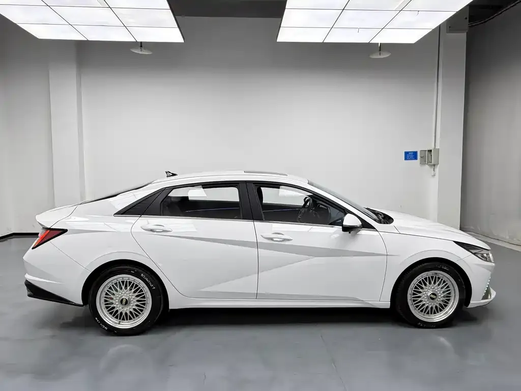 Hyundai Elantra — фото 4