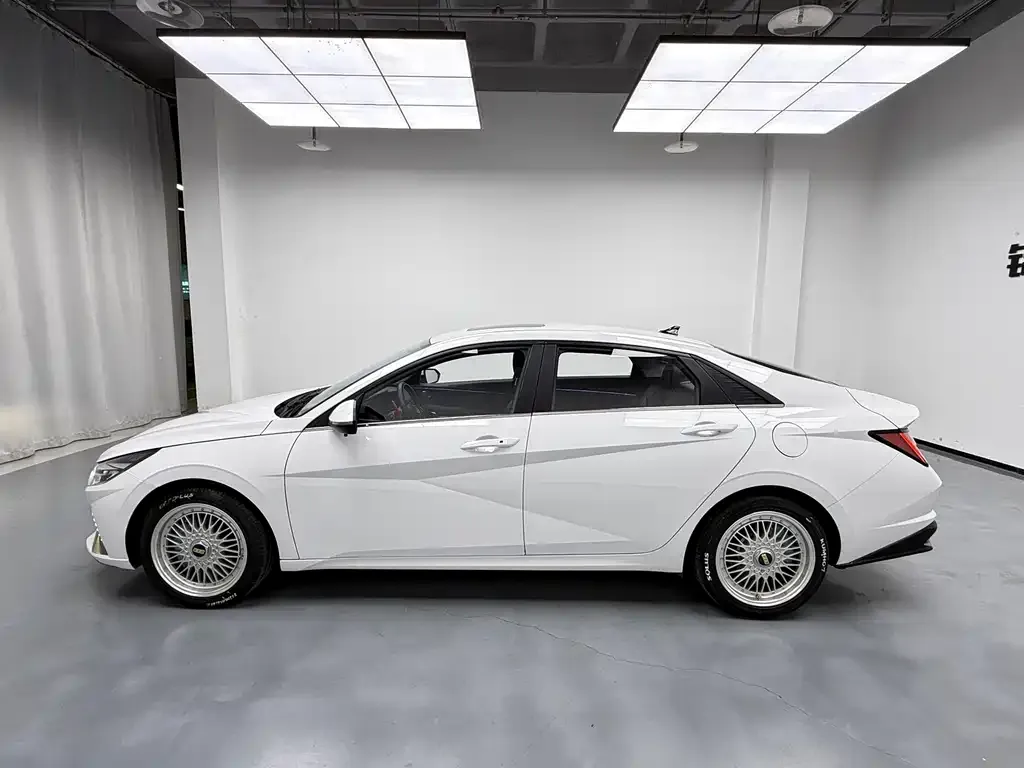 Hyundai Elantra — фото 5