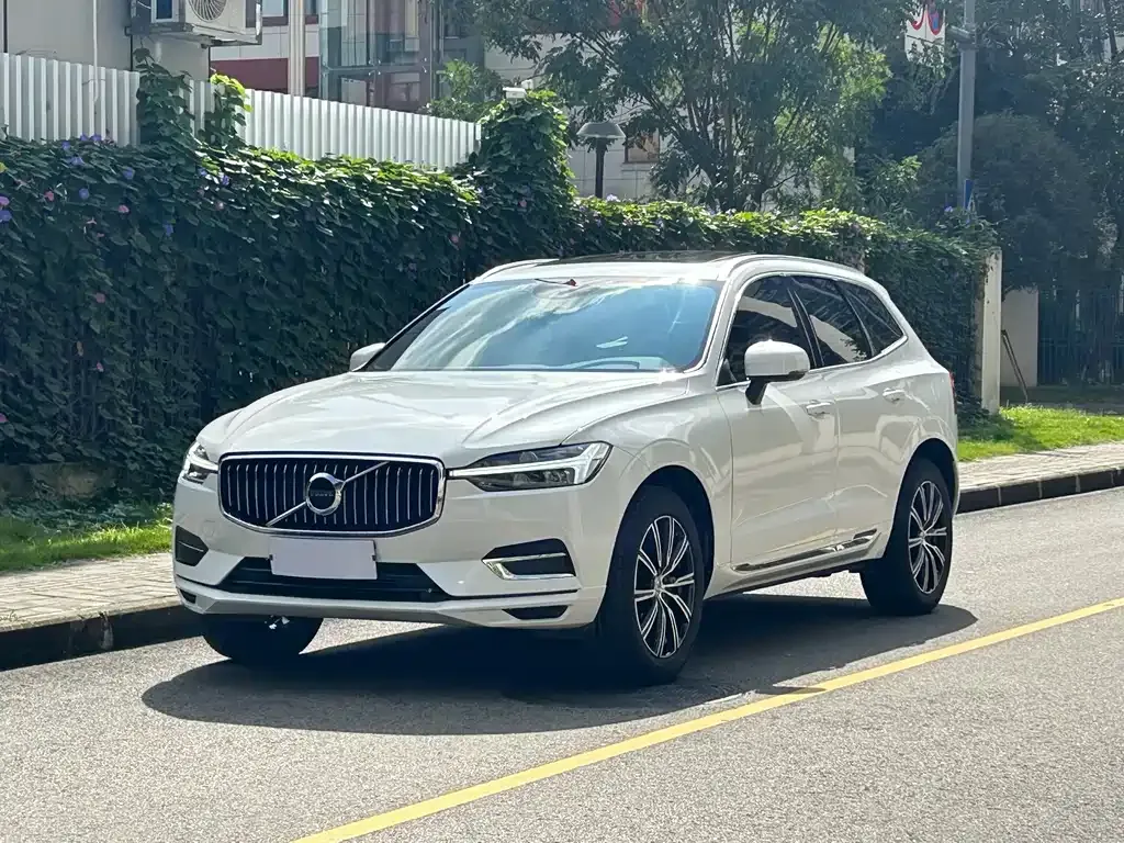 Volvo XC60 — фото 1