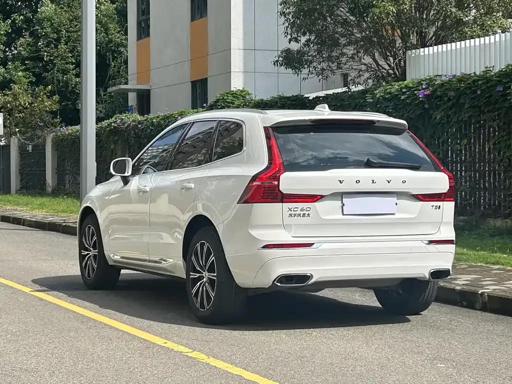 Volvo XC60 — фото 10