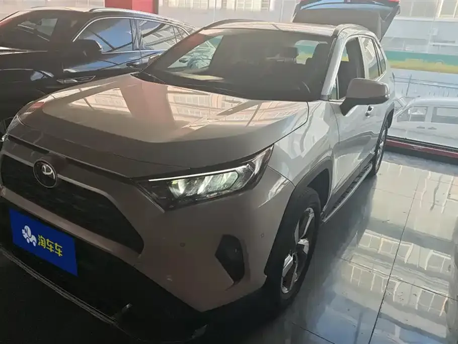 Toyota RAV4 — фото 1