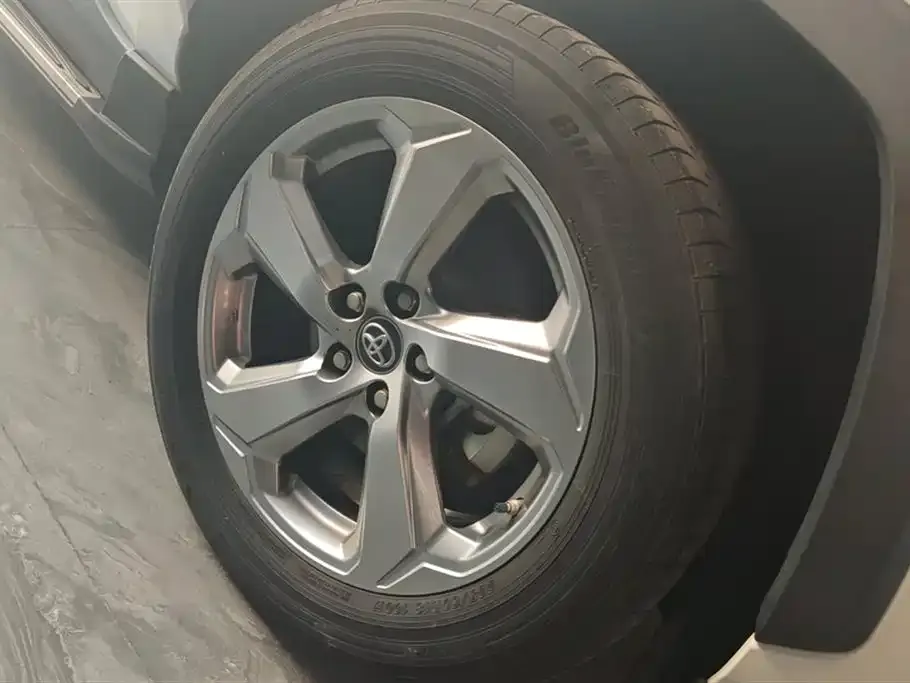 Toyota RAV4 — фото 6