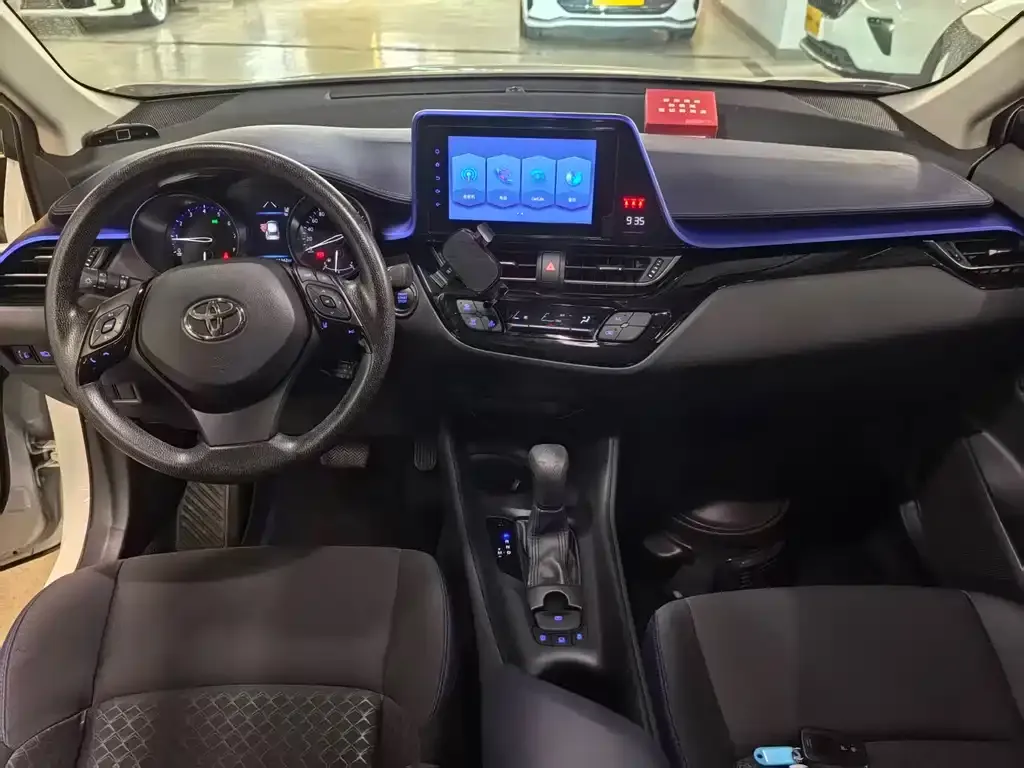 Toyota C-HR — фото 2