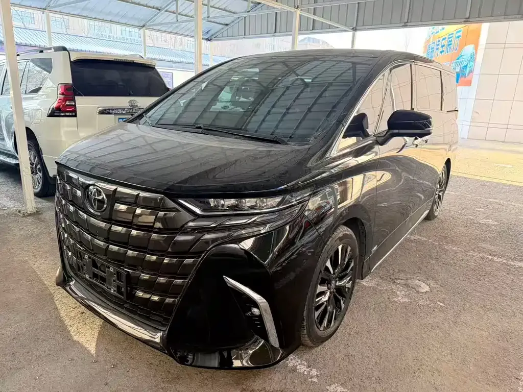 Toyota Alphard — фото 1