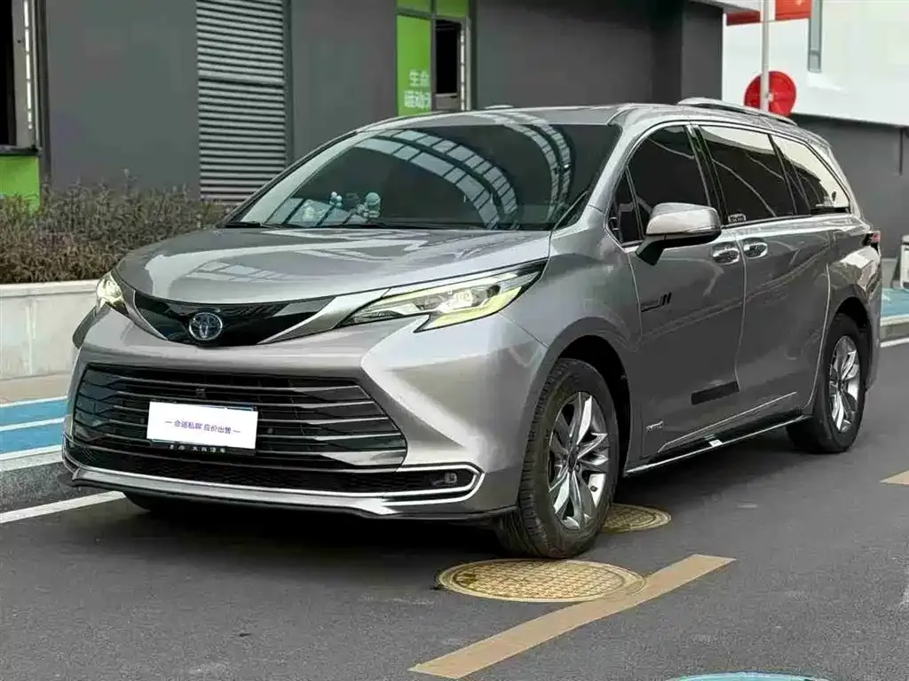 Toyota Sienna — фото 1