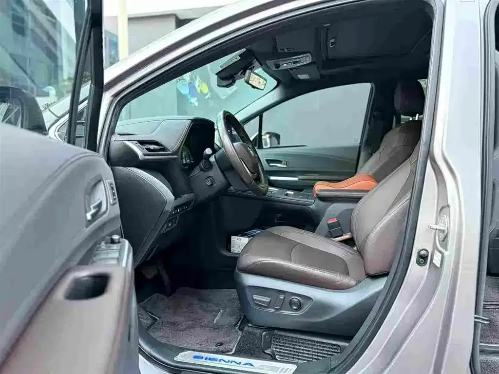 Toyota Sienna — фото 3
