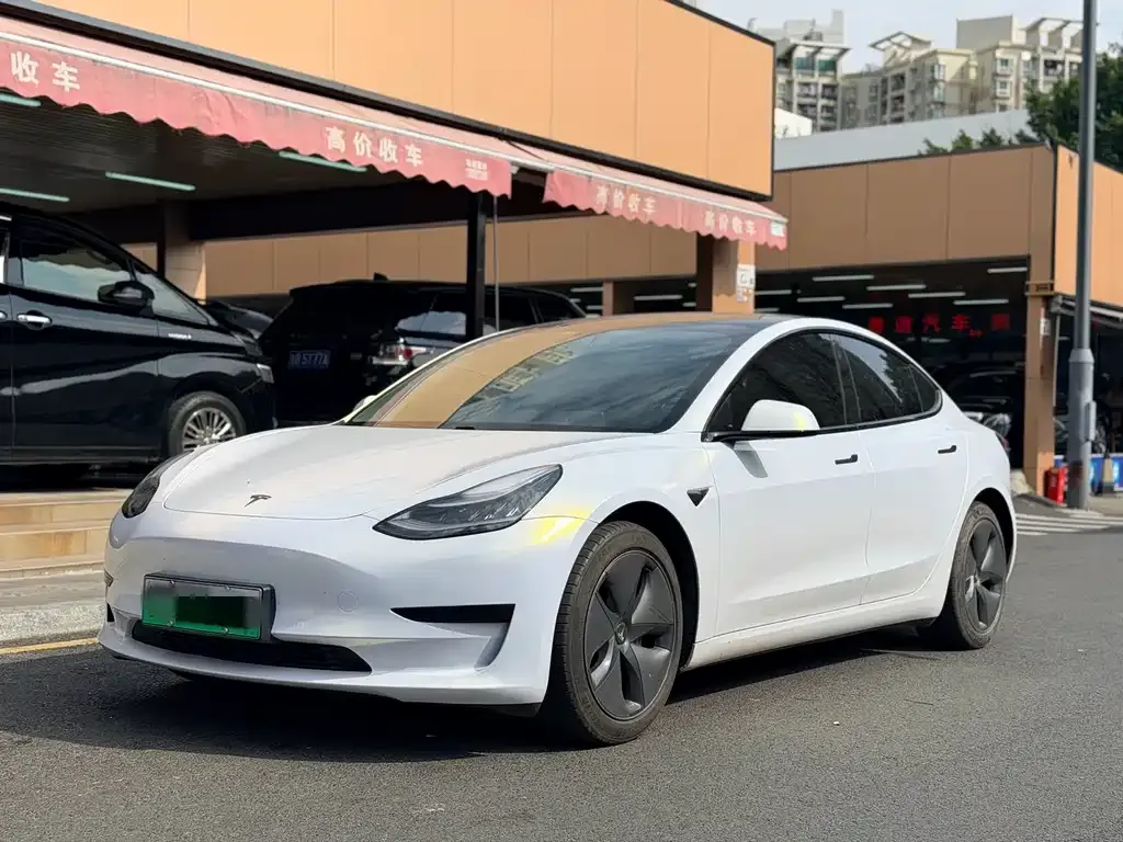 Tesla Model 3 — фото 1